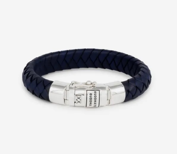 De Ben Leren armband in stijlvol navy is een krachtige interpretatie van de iconische Ben-schakel. Vervaardigd uit premium leer en afgewerkt met de kenmerkende sterling zilveren sluiting, belichaamt deze armband de essentie van Buddha to Buddha: kracht, moed en vakmanschap. Ontworpen in Amsterdam en met toewijding handgemaakt in Zuidoost-Azië, vormt deze armband een naadloze aanvulling op je zilveren Buddha to Buddha collectie. Deze lederen Ben armband is groter dan de Ben Small leer. Welk avontuur ga jij aan met deze armband?